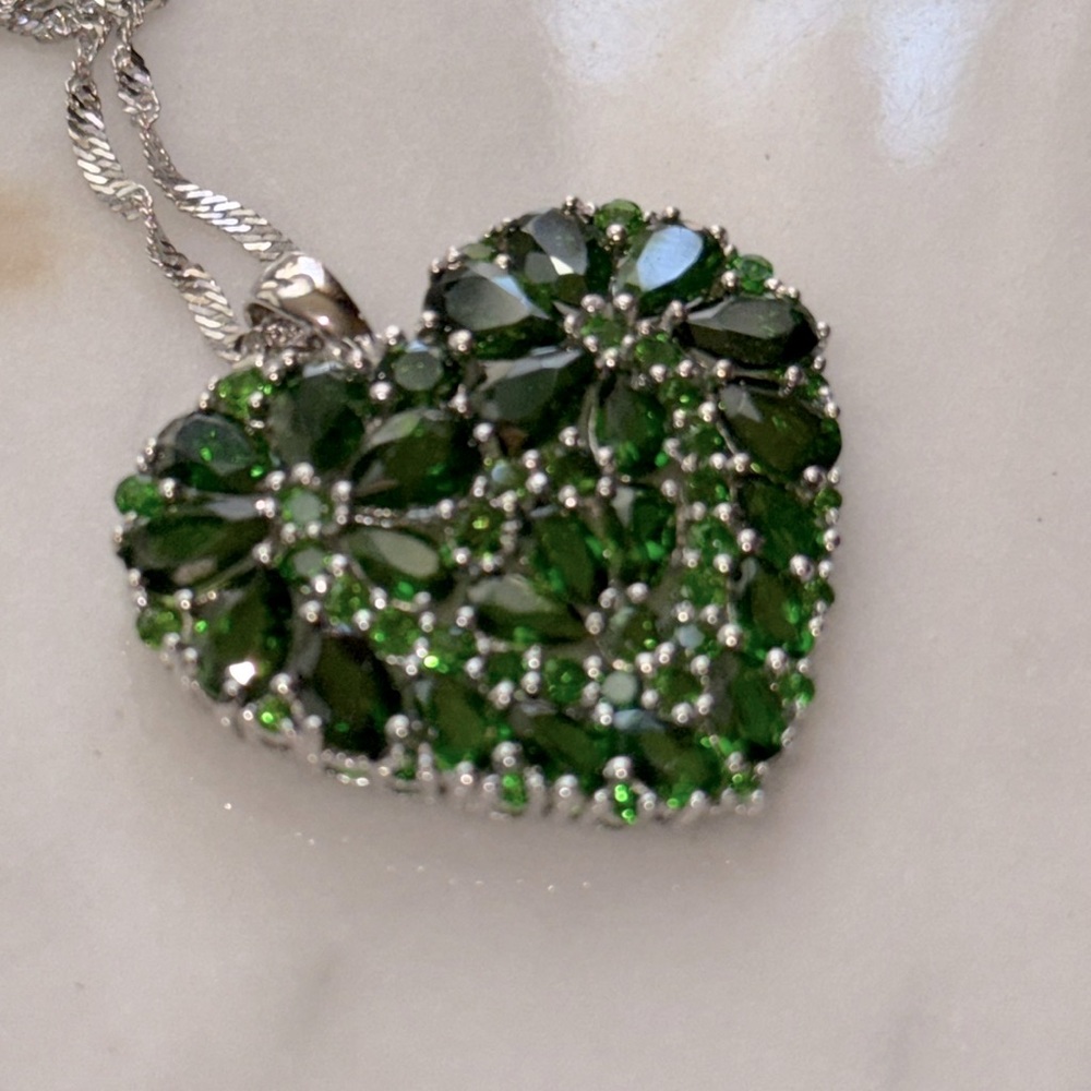 Chic Silver Necklace with Green Heart Pendant